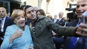 Angela Merkelová s uprchlíky ochotně pózovala.