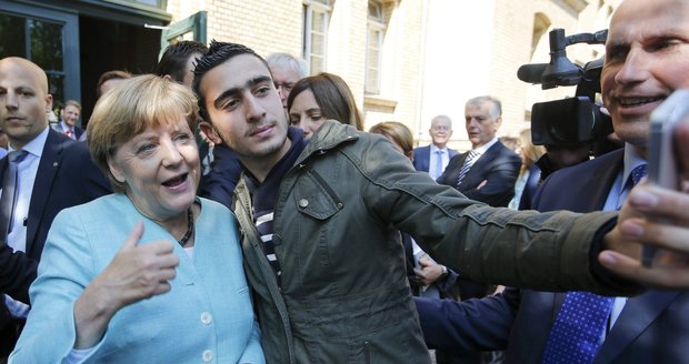 Běženci se vrhli na Merkelovou: Každý správný uprchlík musí mít selfie s kancléřkou!