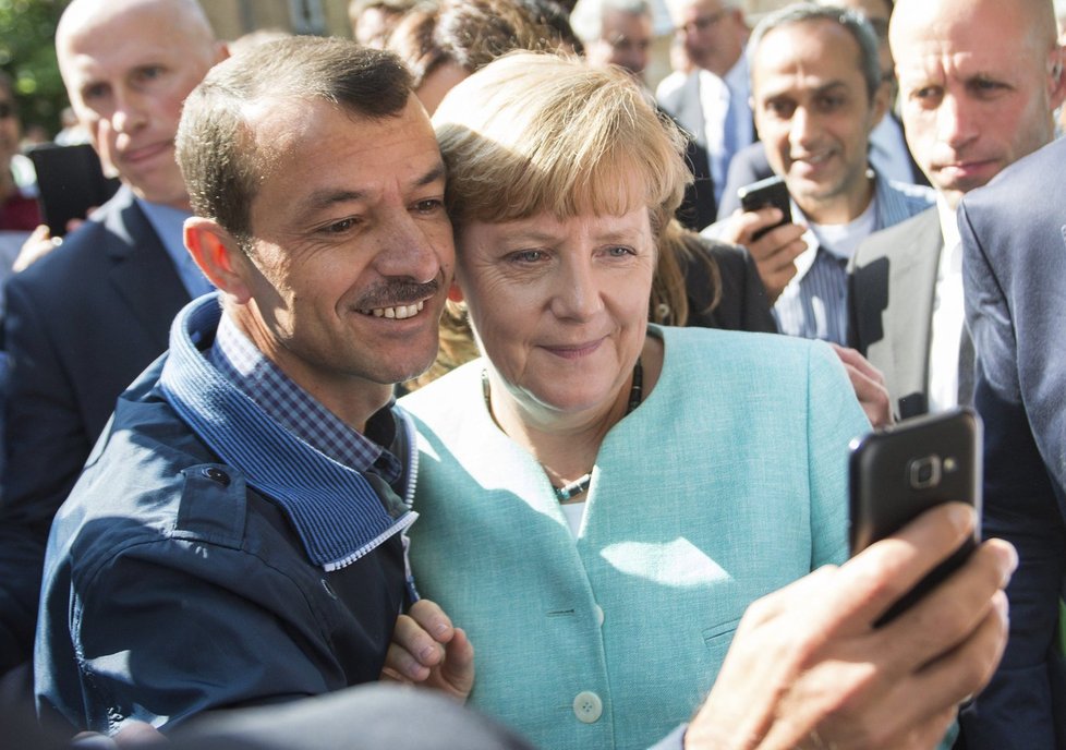 Fotky, které vzbudily pozdvižení: Angela Merkelová s uprchlíky ochotně pózovala.