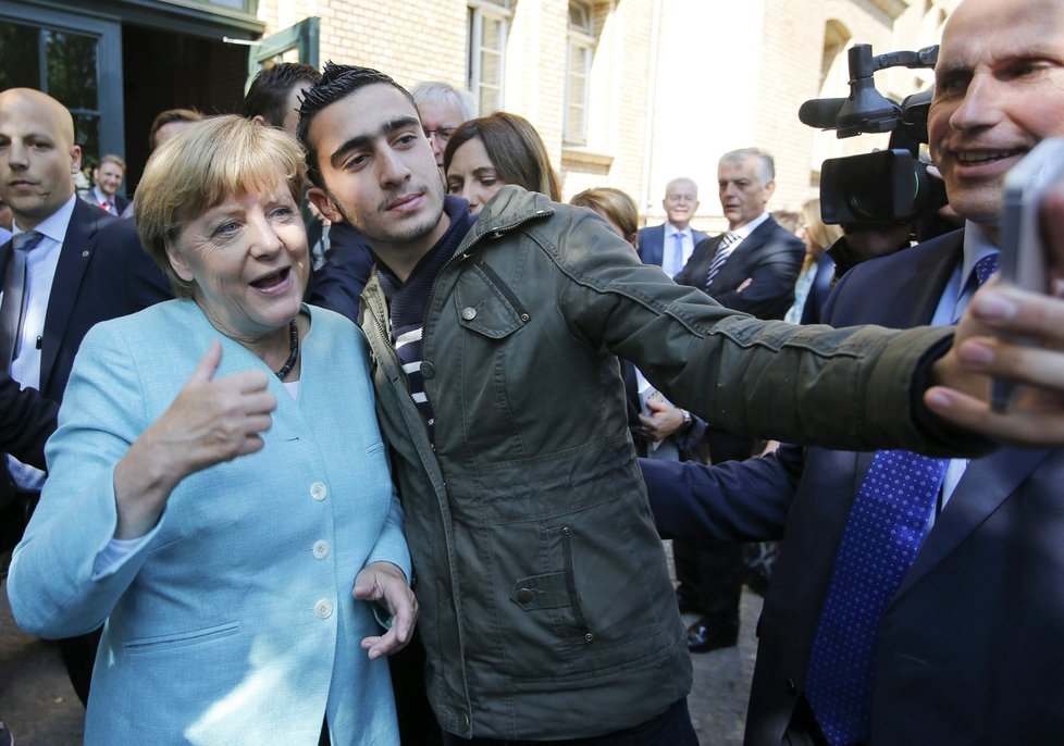Fotky, které vzbudily pozdvižení: Angela Merkelová s uprchlíky ochotně pózovala.