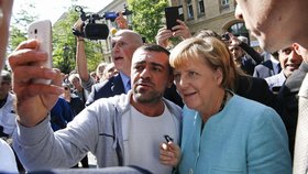 Ještě před pár měsíci si Merkelová pořizovala takovéto selfie s uprchlíky.