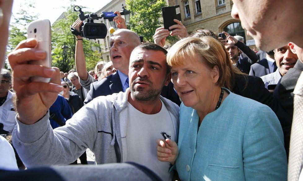 Ještě před pár měsíci si Merkelová pořizovala takovéto selfie s uprchlíky.