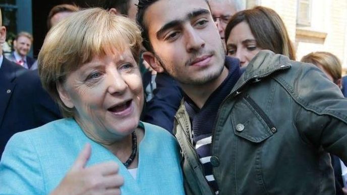 Nejsem zločinec, tvrdí uprchlík, který se kdysi vyfotil s kancléřkou Merkelovou. 