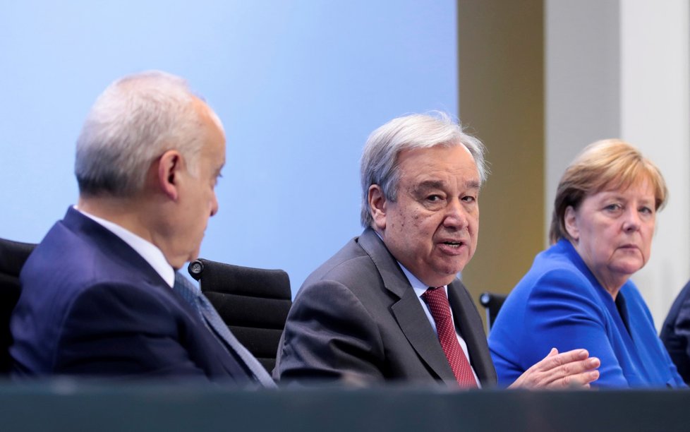 Americký vyslanec pro Libyi Ghassan Salame, generální tajemník OSN Antonio Guterres a německá kancléřka Angela Merkelová na berlínské konferenci o Libyi. (19. 1. 2020)