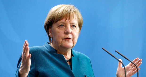 Němci chtějí, aby je Merkelová vedla až do roku 2021. Její nástupkyni nevěří