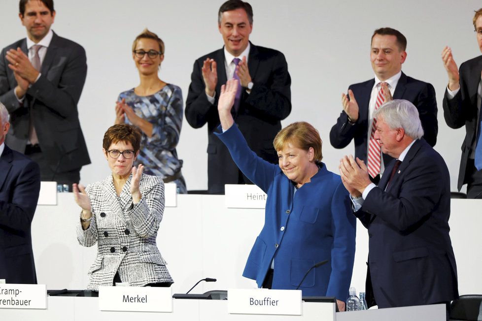 Merkelová si na sjezdu CDU vysloužila bouřlivý potlesk ve stoje, (7.12.2018).