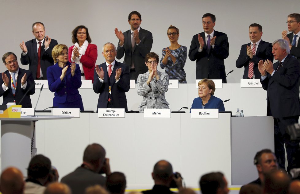 Merkelová si na sjezdu CDU vysloužila bouřlivý potlesk ve stoje, (7. 12. 2018).