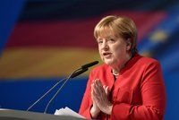 Zvířecí trus, zničené kanceláře: Politikům kolem Merkelové vyhrožují