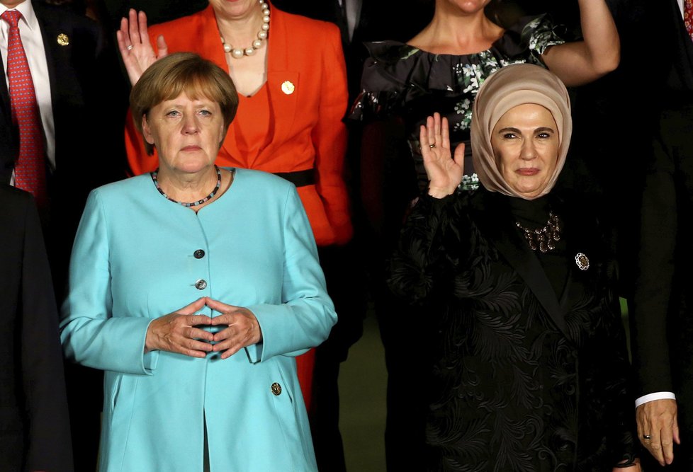 Německá kancléřka Angela Merkelová na summitu G20 v Číně. Vpravo manželka tureckého prezidenta Erdogana Emine