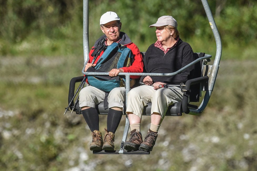 Německá kancléřka Angela Merkelová loni na dovolené v Alpách