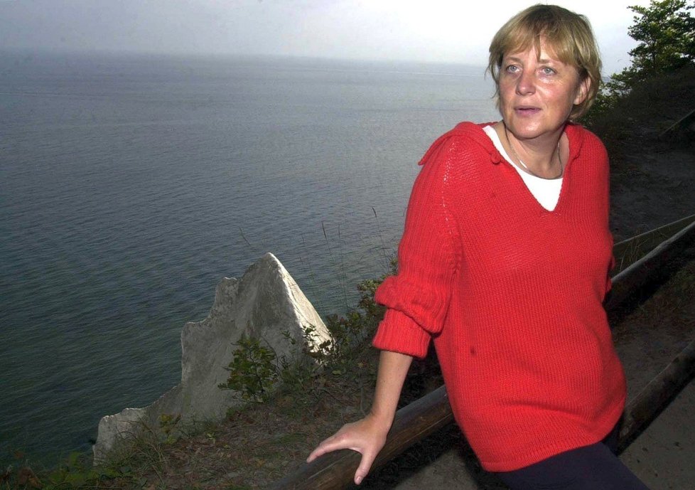 Německá kancléřka Angela Merkelová miluje horskou turistiku, nezenedbává ani hory v Německu, snímek z roku 2002.