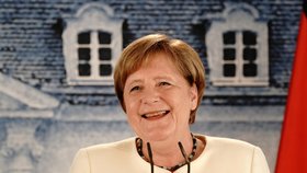 Německá kancléřka Angela Merkelová s francouzským prezidentem Emmanuelem Macronem jednala o budoucnosti EU, (29.06.2020).