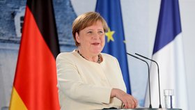 Německá kancléřka Angela Merkelová s francouzským prezidentem Emmanuelem Macronem jednala o budoucnosti EU. (29.06.2020)