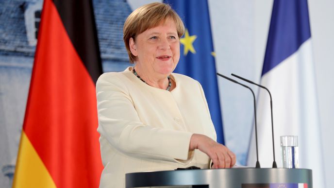 Německá kancléřka Angela Merkelová s francouzským prezidentem Emmanuelem Macronem jednala o budoucnosti EU, (29.06.2020).