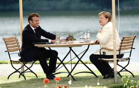 Německá kancléřka Angela Merkelová s francouzským prezidentem Emmanuelem Macronem jednala o budoucnosti EU (29. 06. 2020).