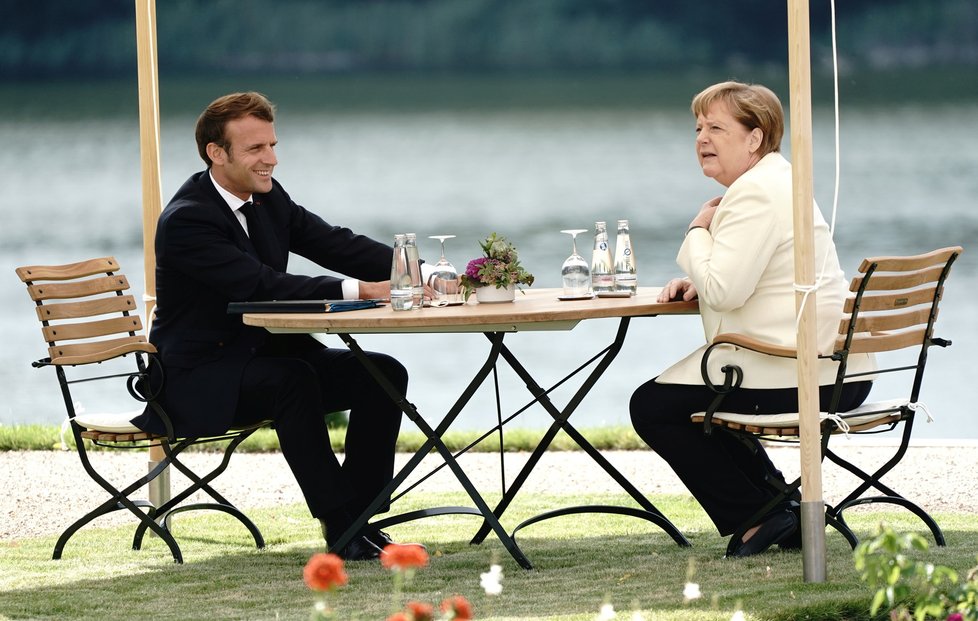 Německá kancléřka Angela Merkelová s francouzským prezidentem Emmanuelem Macronem jednala o budoucnosti EU, (29.06.2020).