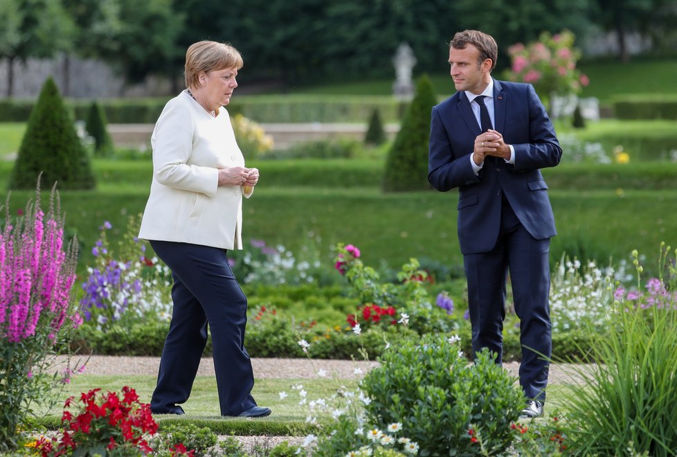 Německá kancléřka Angela Merkelová s francouzským prezidentem Emmanuelem Macronem jednala o budoucnosti EU, (29.06.2020).