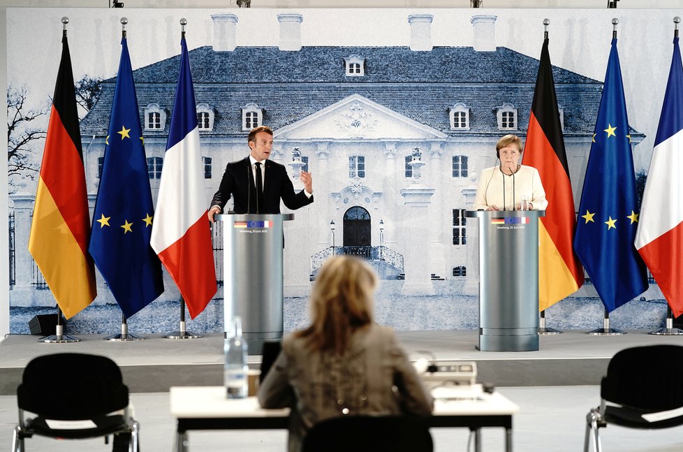 Německá kancléřka Angela Merkelová s francouzským prezidentem Emmanuelem Macronem jednala o budoucnosti EU, (29.06.2020).