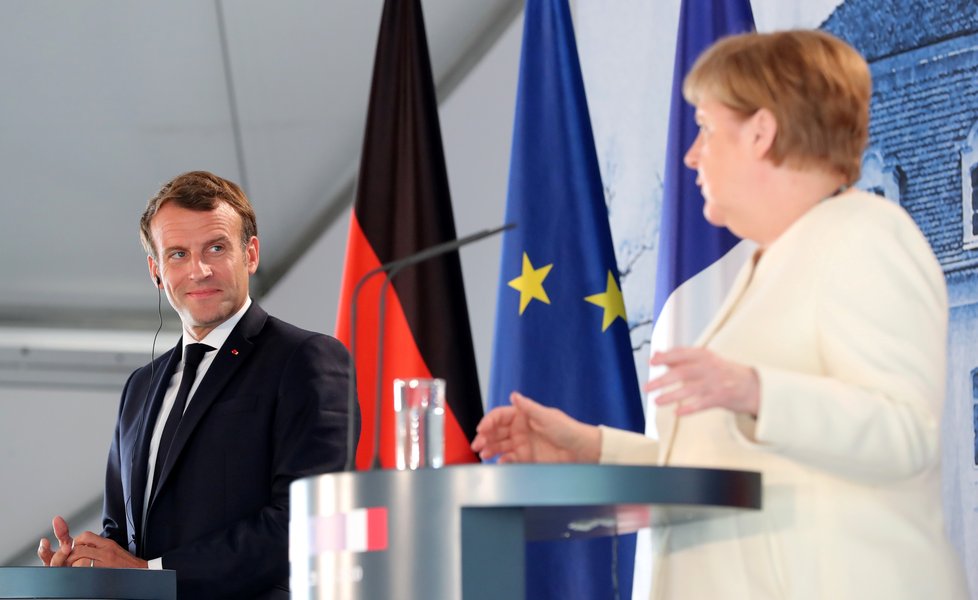 Německá kancléřka Angela Merkelová s francouzským prezidentem Emmanuelem Macronem jednala o budoucnosti EU. (29.06.2020)