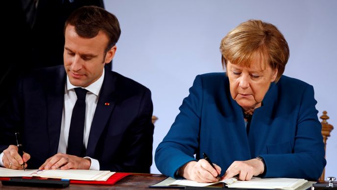 Německá kancléřka Angela Merkelová a francouzský prezident Emmanuel Macron při podpisu Cášské smlouvy