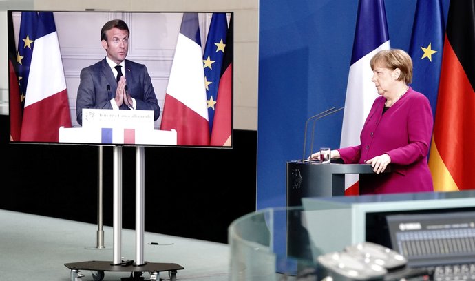 Německá kancléřka Angela Merkelová a francouzský prezident Emmanuel Macron na tiskové konferenci po společném jednání