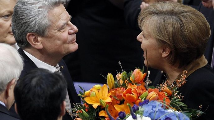 Angela Merkelová gratuluje nově zvolenému německému prezidentovi Joachimu Gauckovi.