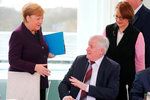 Ministr kvůli obavám z koronaviru odmítl podat ruku Merkelové.