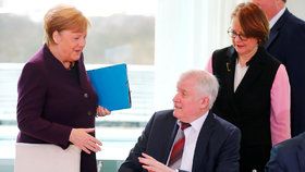 Merkelové nepodal ministr ruku. Neslušné? Kvůli koronaviru se mění etiketa pozdravů