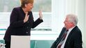 Když německá kancléřka Angela Merkelová při pondělní schůzce nabízela ruku svému ministru vnitra Horstu Seehoferovi, tak se jí dostalo odmítnutí a náznaku, aby se držela dál. Kvůli koronaviru.
