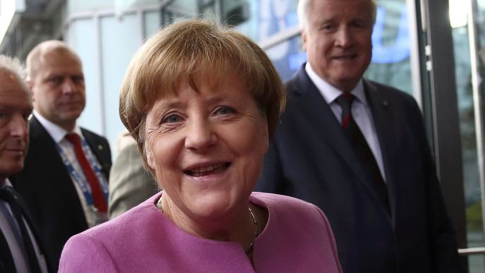 Německá kancléřka Angela Merkelová před schůzkou její CDU se sesterskou CSU. Rozdělují je postoje k migraci, potřebují se ale sjednotit proti sociální demokracii.