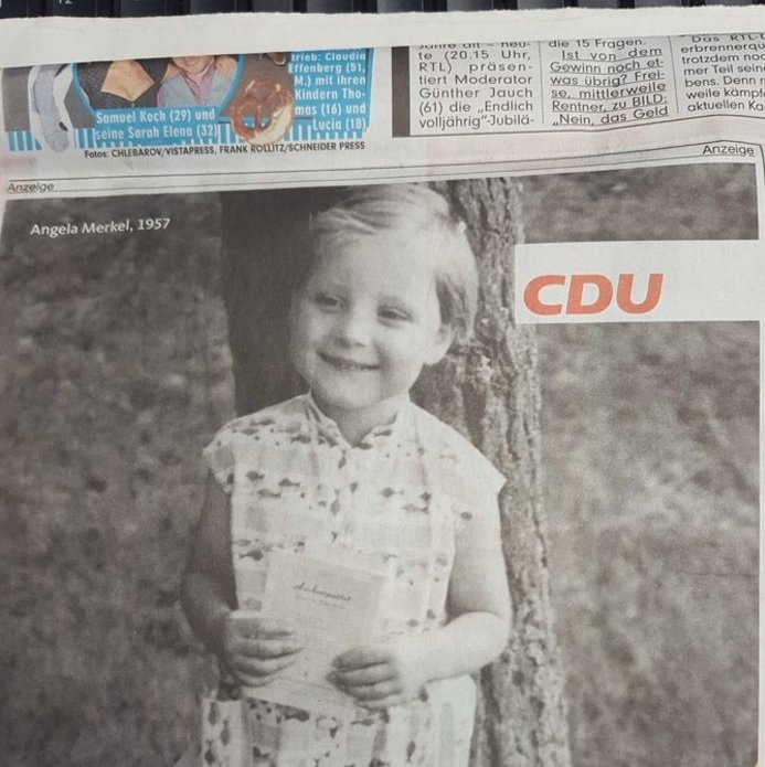 Angela Merkelová jako tříletá. I na takový inzerát lovila CDU voliče.