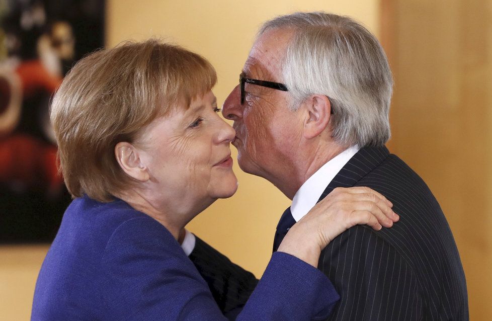 Německou kancléřku Angelu Merkelovou v Bruselu vítal předseda Evropské komise Jean-Claude Juncker.