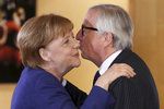 Německou kancléřku Angelu Merkelovou v Bruselu vítal předseda Evropské komise Jean-Claude Juncker.