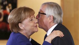 Německou kancléřku Angelu Merkelovou v Bruselu vítal předseda Evropské komise Jean-Claude Juncker.