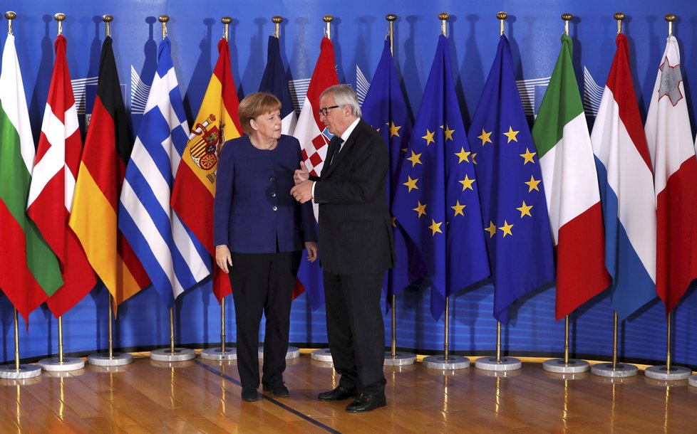 Německou kancléřku Angelu Merkelovou v Bruselu vítal předseda Evropské komise Jean-Claude Juncker.