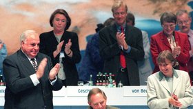 Helmut Kohl a Angela Merkelová v roce 1997