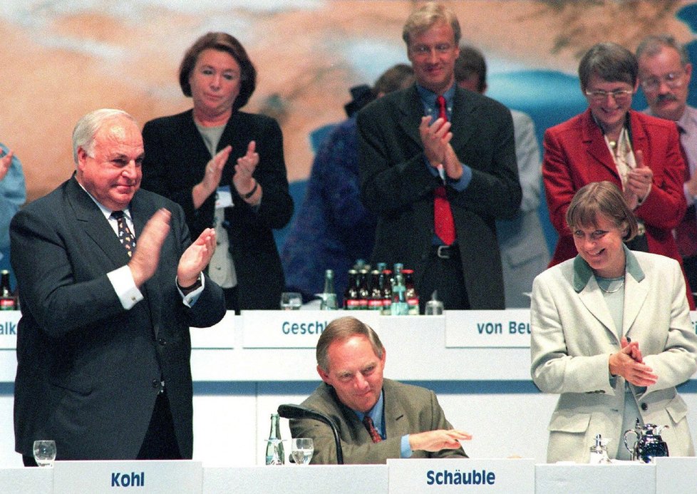 Helmut Kohl a Angela Merkelová v roce 1997