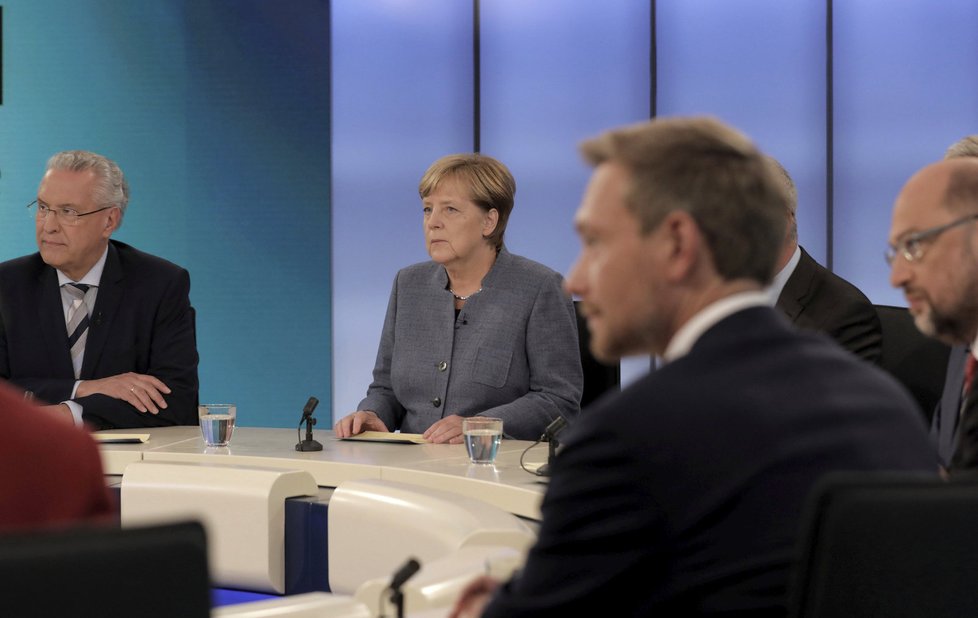 První debata po německých volbách za účasti Merkelové i Schulze