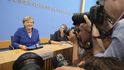Angela Merkelová na tiskovce v Berlíně, kvůli které přerušila dovolenou