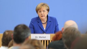 Angela Merkelová na tiskovce v Berlíně, kvůli které přerušila dovolenou.