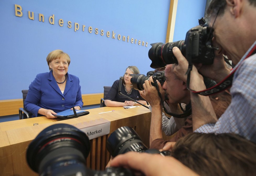 Angela Merkelová na tiskovce v Berlíně, kvůli které přerušila dovolenou.