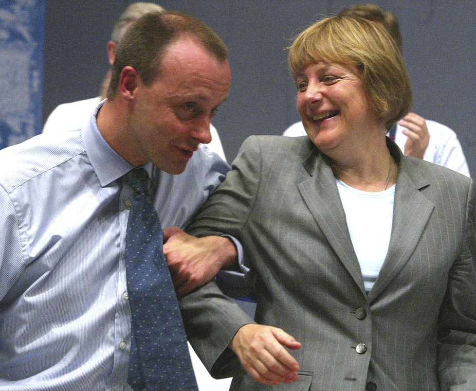 Angela Merkelová a Friedrich Merz na stranickém sjezdu v roce 2002.