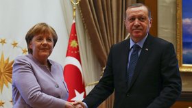 Angela Merkelová s tureckým prezidentem Erdoganem během návštěvy Ankary