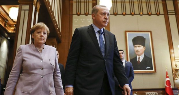 Merkelová Turecko v EU nechce. Erdogan vrací úder: „Podlehla populismu“