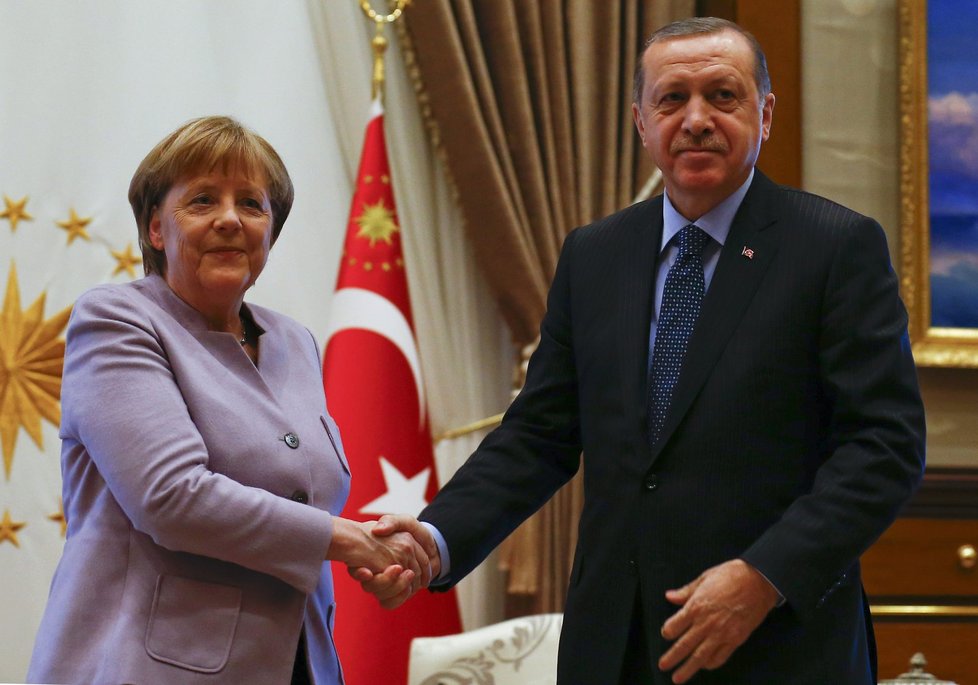 Turecko-německé vztahy byly kvůli případu dlouhodobě zatížené. Na snímku turecký prezident Recep Tayyip Erdogan a německá kancléřka Angela Merkelová.