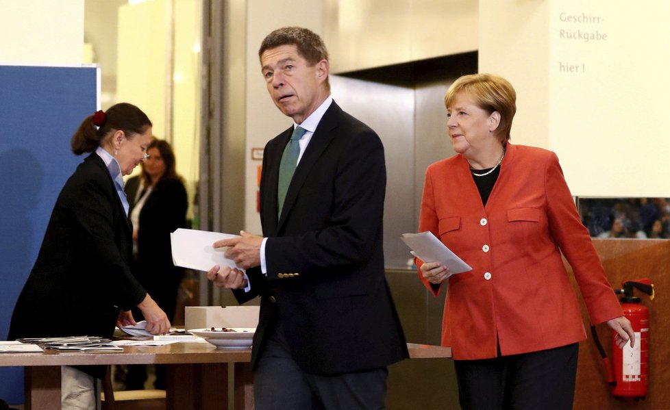 Angelu Merkelovou do volební místnsoti doprovodil její manžel Joachim Sauer