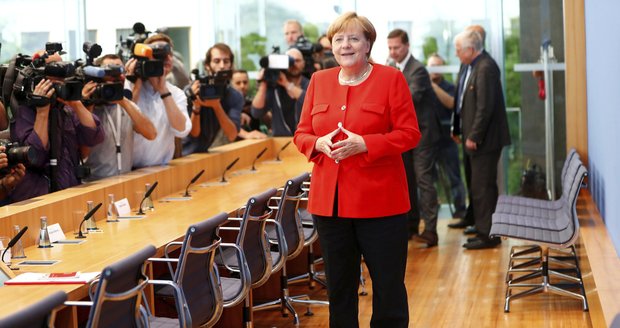 Merkelová varovala před nesolidárností k běžencům. Otevřít hranice bylo prý správné