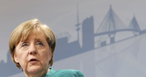 Merkelová smířlivě: Krátit zemím dotace za nepřijímání migrantů nejde