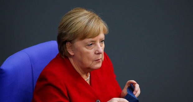 Merkelovou grilovali kvůli afghánské krizi: Narážky na kino i uprchlíky a ostrá kritika vlády