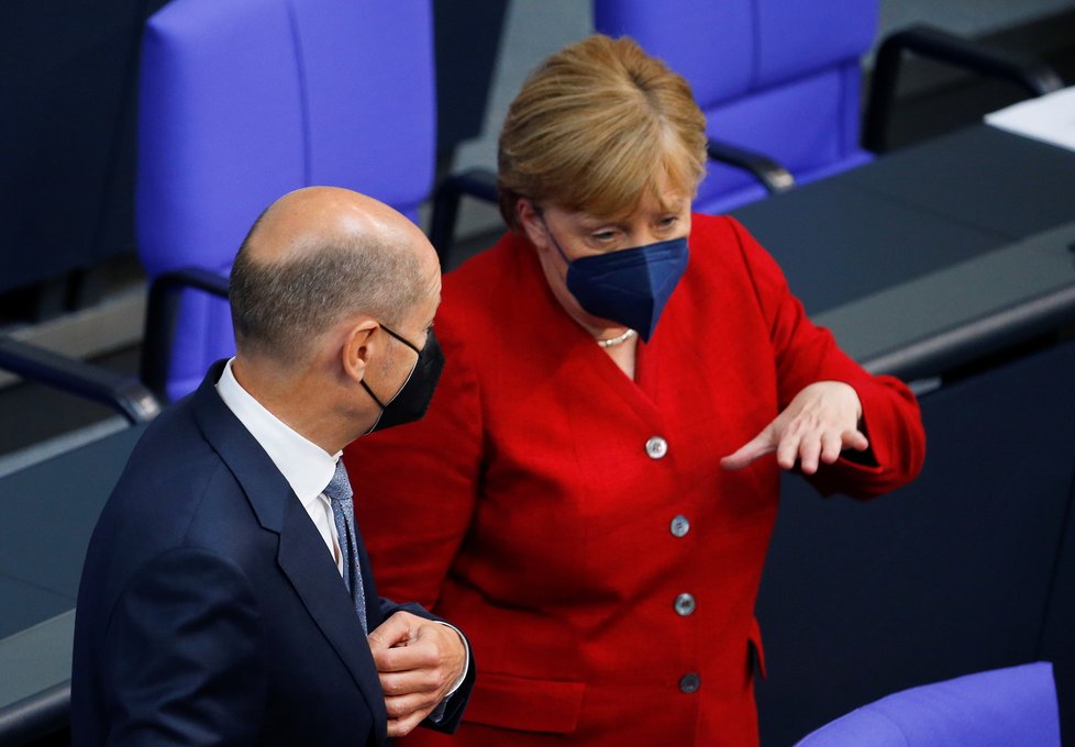 Německou kancléřku Merkelovou grilovali v Bundestagu kvůli Afghánistánu (25.8.2021)